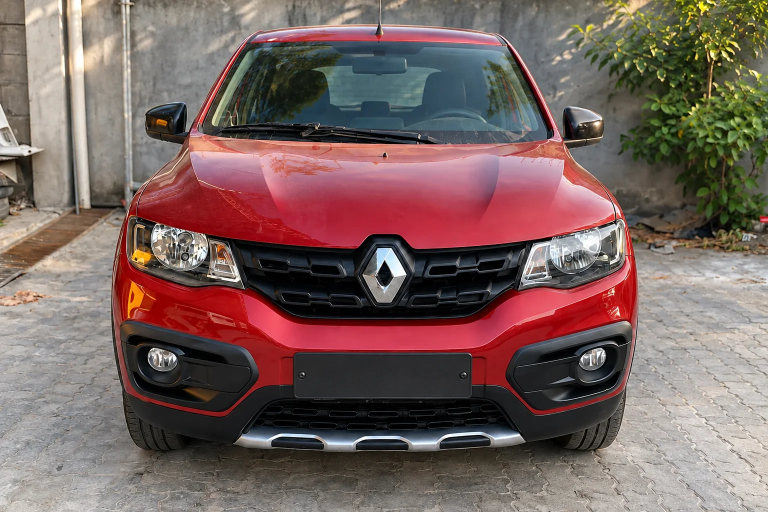 Vista frontal de veículo vermelho com grade e para-choque montados